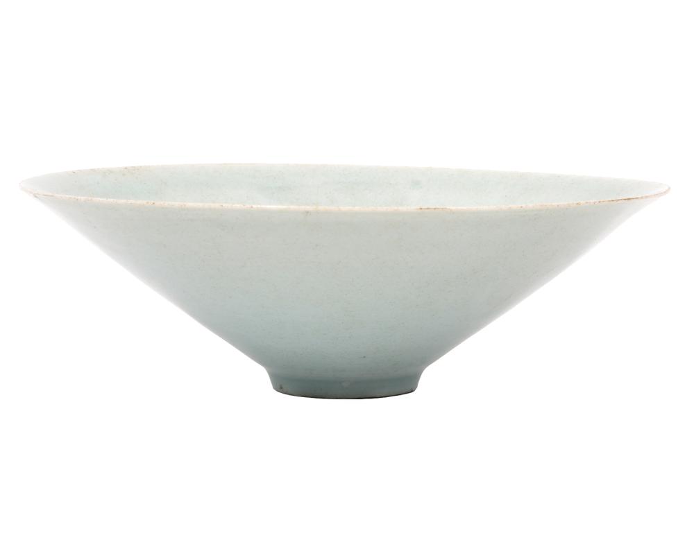 Appraisal: CHINESE CELADON COLORED PORCELAIN BOWLChinese celadon green V shaped bowl