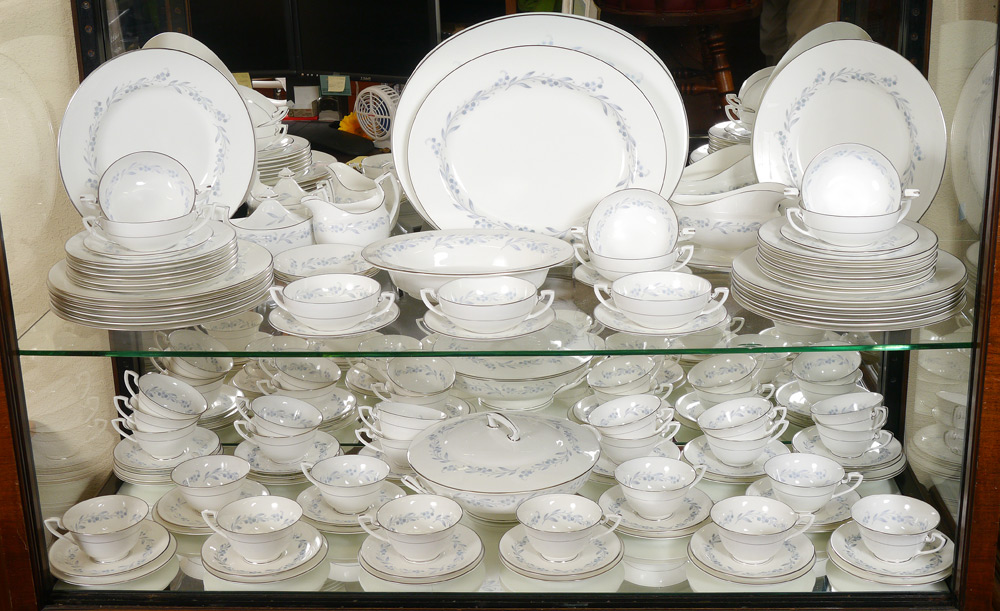 Appraisal: ROYAL WORCESTER ''BRIDAL WREATH'' FINE CHINA Approx pieces to include