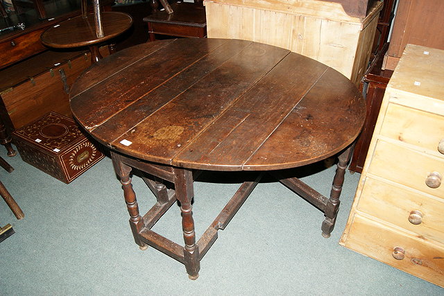 Appraisal: AN TH CENTURY OAK OVAL GATELEG DINING TABLE on turned