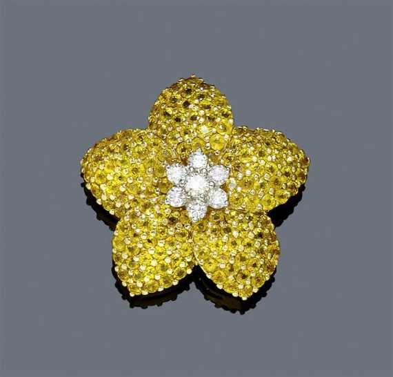 Appraisal: SAPPHIRE AND DIAMOND CLIP BROOCH Yellow gold Elegant brooch in