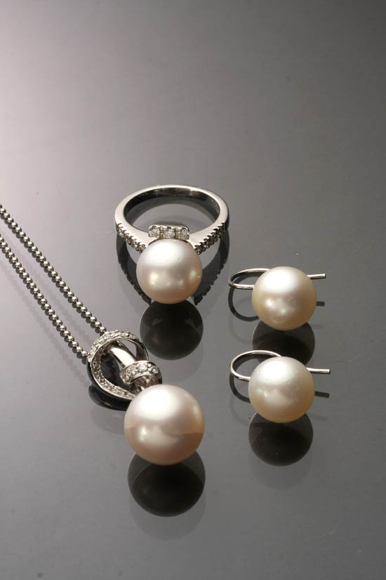 Appraisal: Lot Property of Various Owners -Karat White-Gold South Sea Pearl