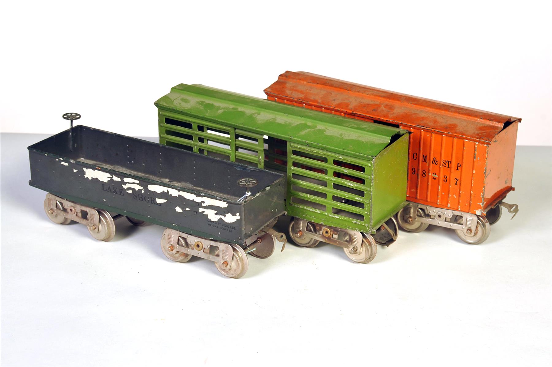 Appraisal: THREE LIONEL STANDARD GAUGE SERIES FREIGHT CARS American st quarter-