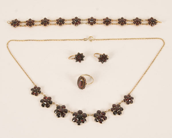 Appraisal: Gold K vintage s floral motif Garnet parure along with