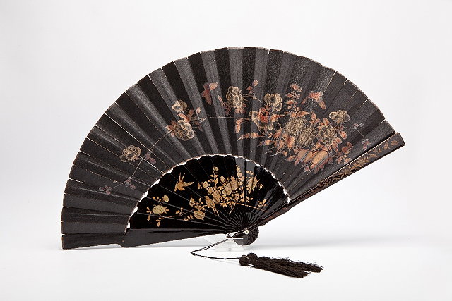 Appraisal: A CHINESE BLACK LACQUER AND PAPER FOLDING FAN decorated with