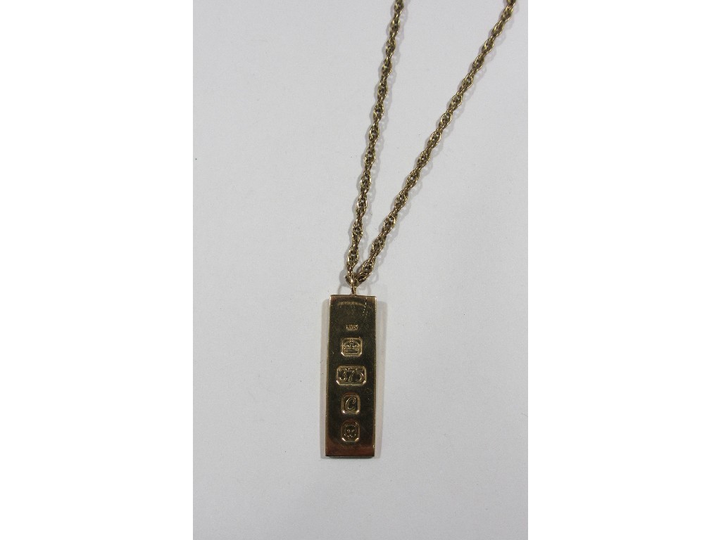 Appraisal: Nine carat gold ingot on neckchain Approximately gms