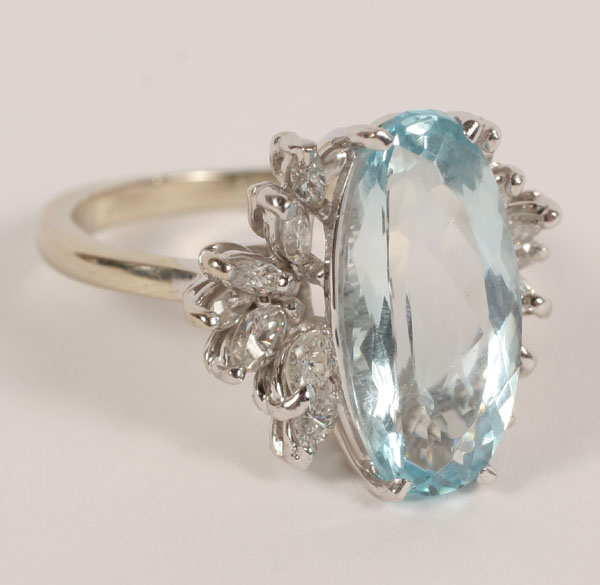 Appraisal: White gold K ring set with oval sky blue topaz