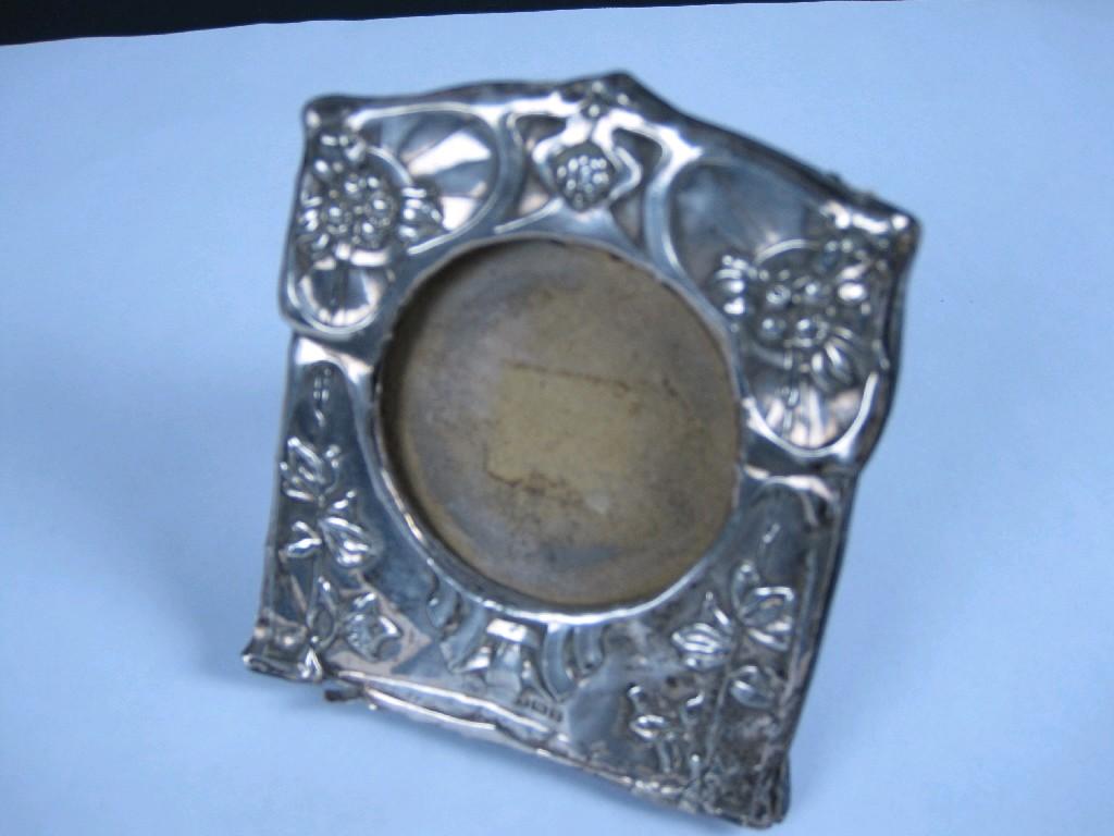 Appraisal: An Art Nouveau silver Photograph Frame with circular aperture in