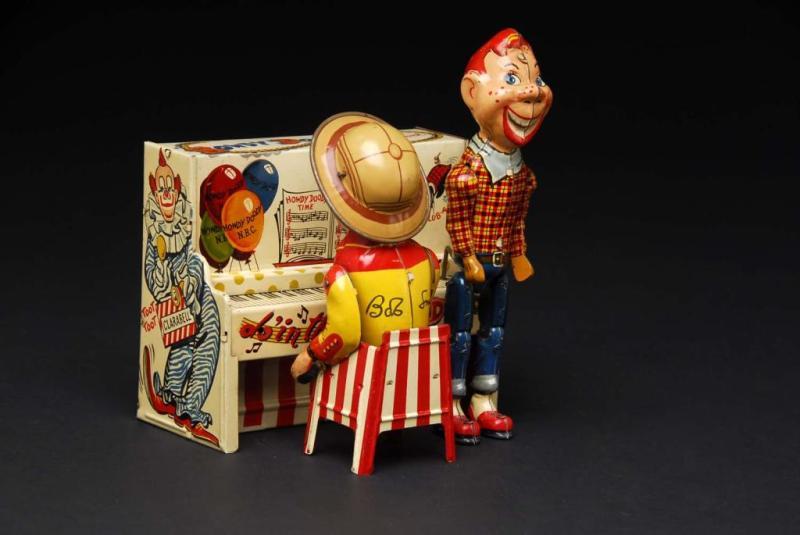 Appraisal: Tin Unique Art Howdy Doody Wind-Up Band Description American Working