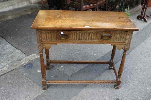 Appraisal: AN OAK SIDE TABLE fitted with single frieze drawer with