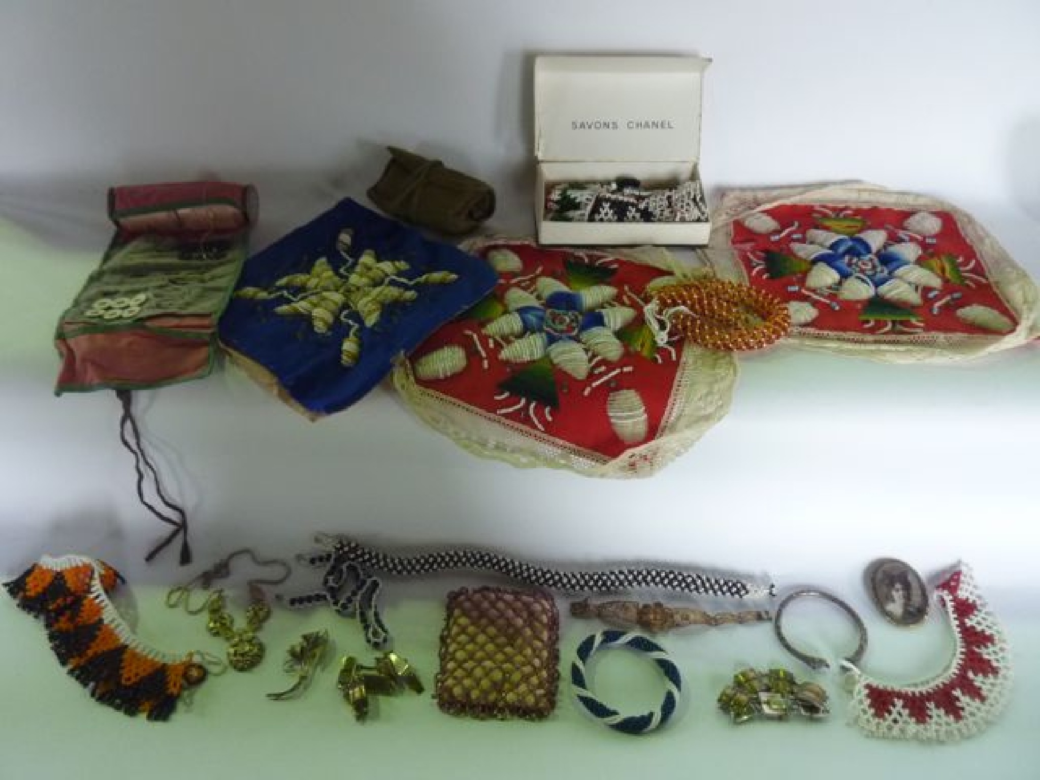 Appraisal: A selection of vintage bead work effects to include textile