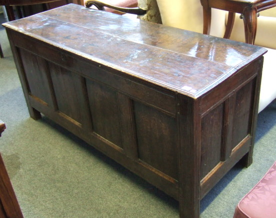 Appraisal: A th century oak coffer the double plank top over