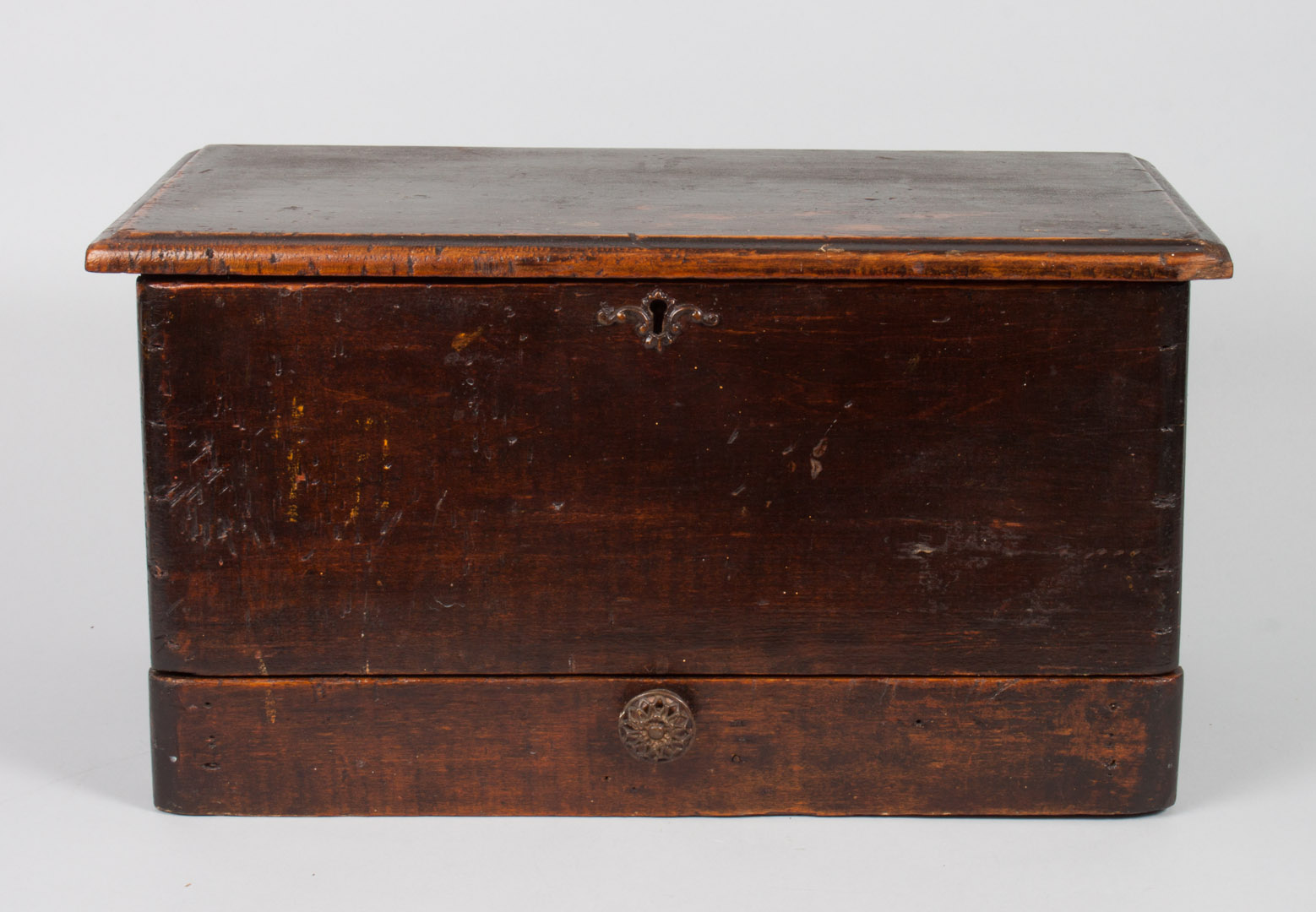 Appraisal: American vernacular pine document box circa lift lid and single