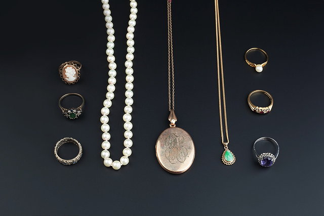 Appraisal: A COLLECTION OF JEWELLERY comprising a single strand cultured pearl