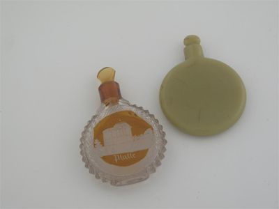 Appraisal: A Bohemian glass cent flask etched 'Platte' and an opaque