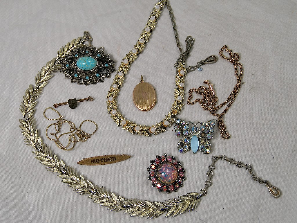 Appraisal: Mixed lot of jewellery including locket ct chain various costume