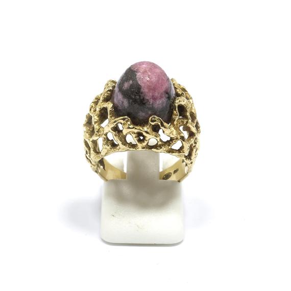 Appraisal: A RHODONITE AND GOLD RING G BELIN 's Yellow gold