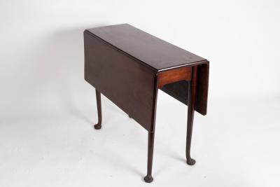 Appraisal: A Georgian mahogany two-flap table on turned legs with pad