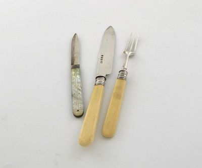 Appraisal: A set of five Edwardian silver fruit knives and forks