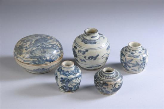 Appraisal: THREE CHINESE KRAAK BLUE AND WHITE PORCELAIN JARLETS Wanli period