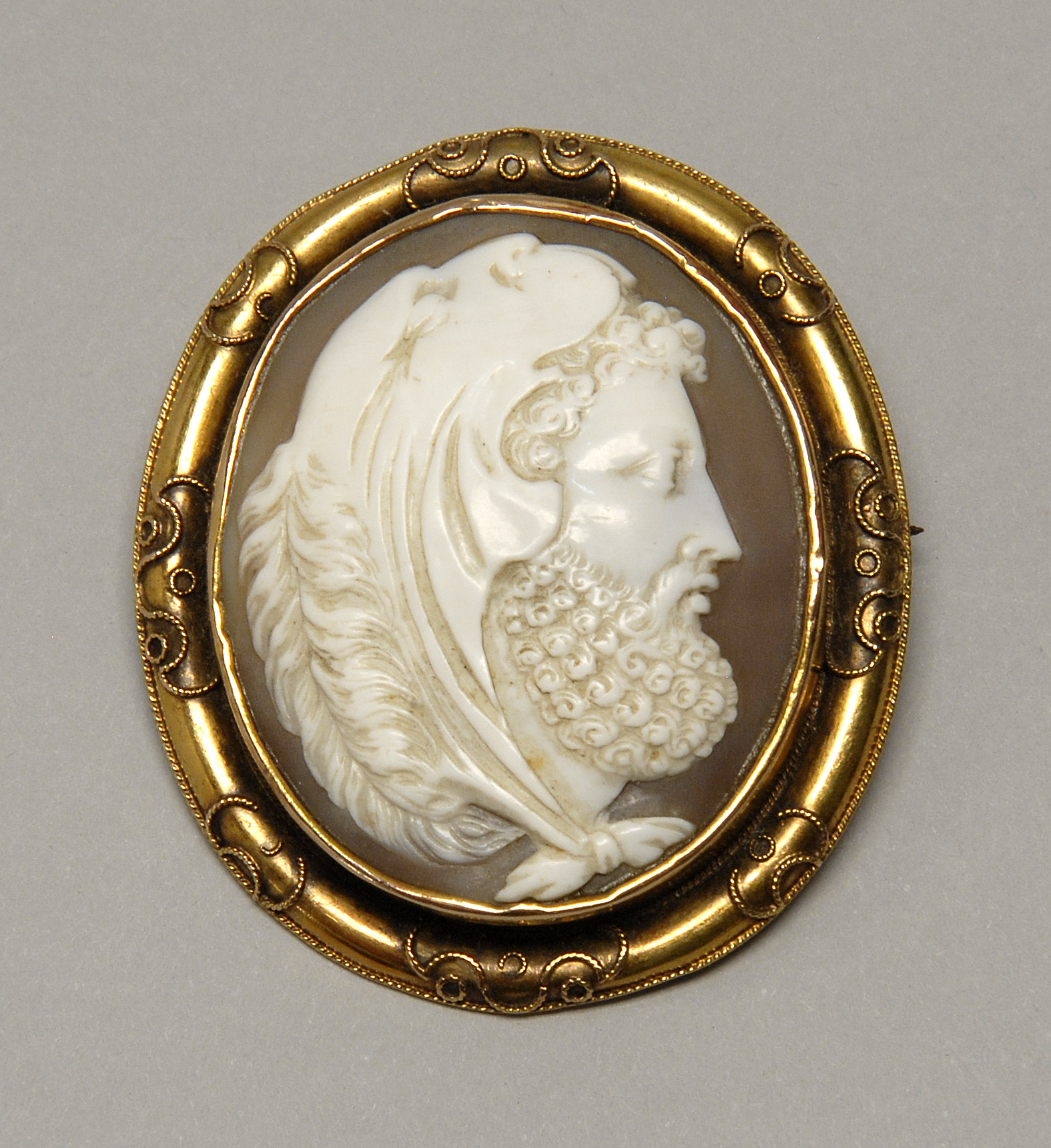 Appraisal: SHELL CAMEO BROOCH In oval form Depicting a bearded classical