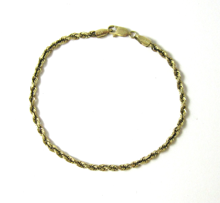 Appraisal: FOURTEEN KARAT YELLOW GOLD CHAIN BRACELET The diamond cut rope