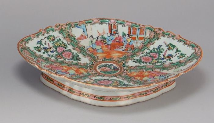 Appraisal: CHINESE EXPORT ROSE MEDALLION PORCELAIN FOOTED CURRY DISH Mid- th