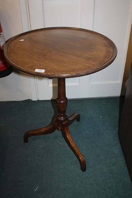 Appraisal: A MAHOGANY TRAY TOP CIRCULAR OCCASIONAL TABLE on tripod supports