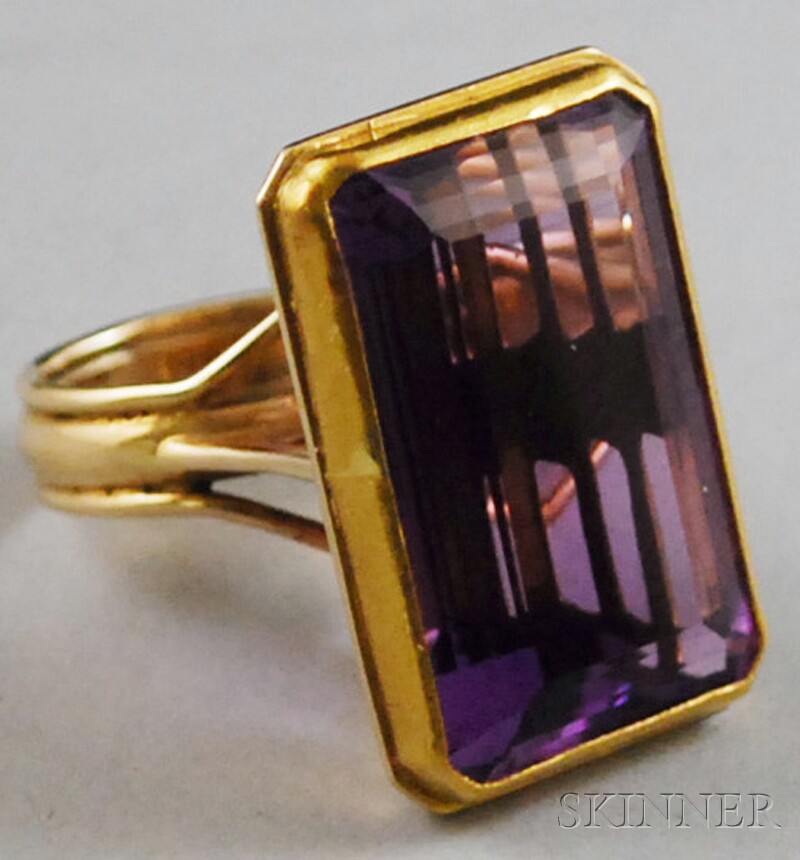 Appraisal: kt Gold and Amethyst Cocktail Ring stamped Nolan set with