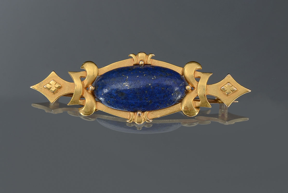 Appraisal: K ART NOUVEAU LAPIS LAZULI BROOCH Oval cabochon lapis is