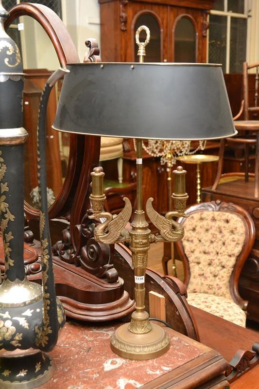 Appraisal: A CLASSICAL STYLE BRASS LAMP A CLASSICAL STYLE BRASS LAMP