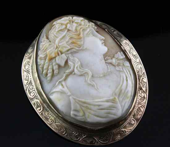 Appraisal: A Victorian ct gold mounted cameo brooch of oval form