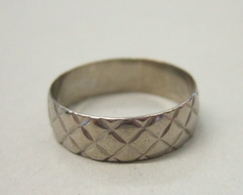 Appraisal: An ct white gold wedding ring with cross hatched decoration