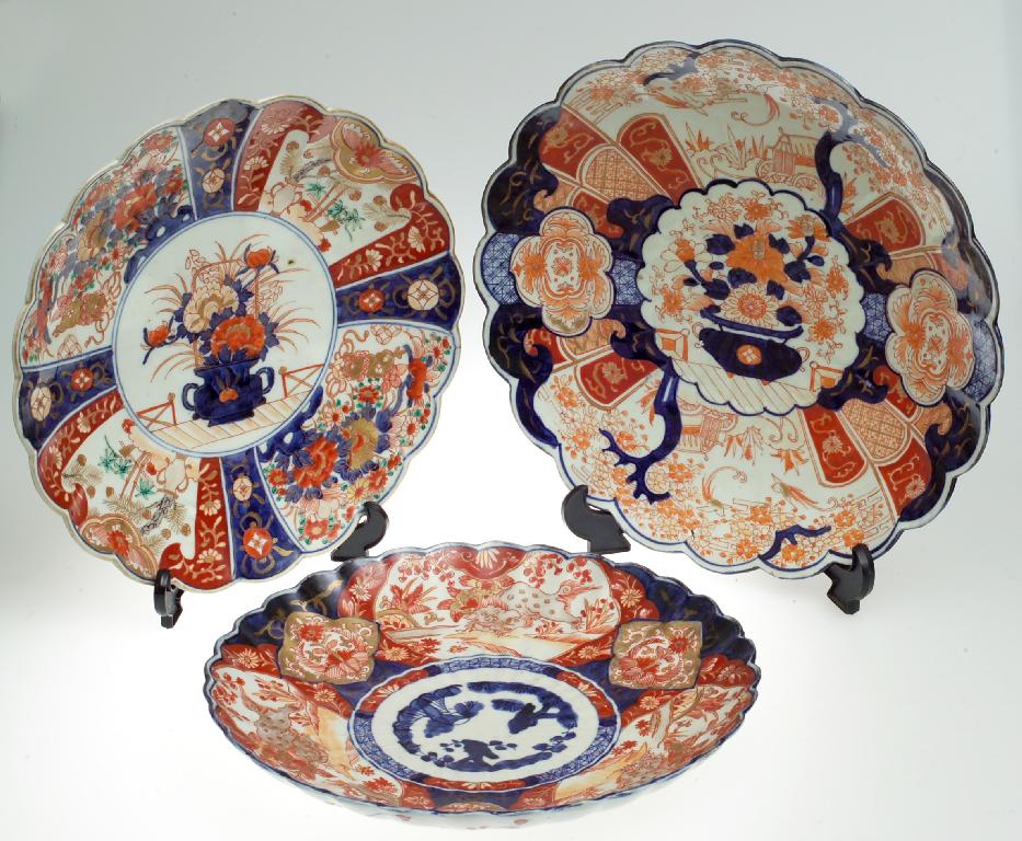 Appraisal: IMARI CHARGER LATE th CENTURY with scalloped rim the well