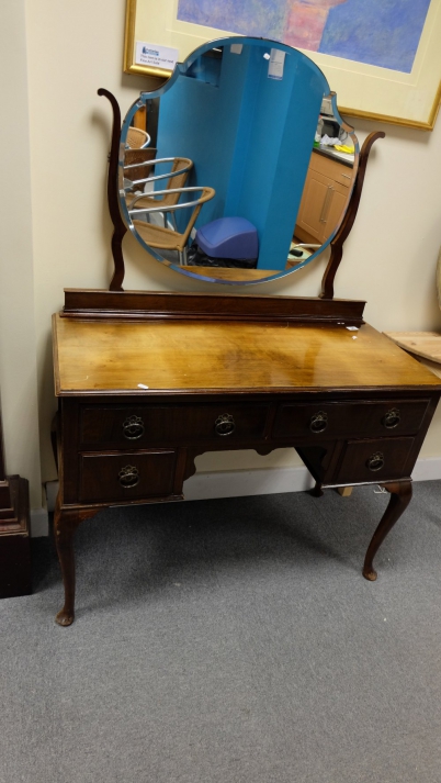 Appraisal: Walnut s Queen Anne kneehole dressing table with mirror