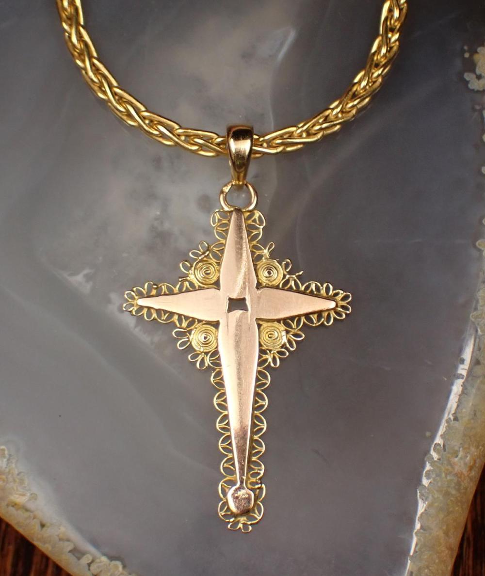 Appraisal: YELLOW GOLD PENDANT NECKLACE with an k yellow gold wheat