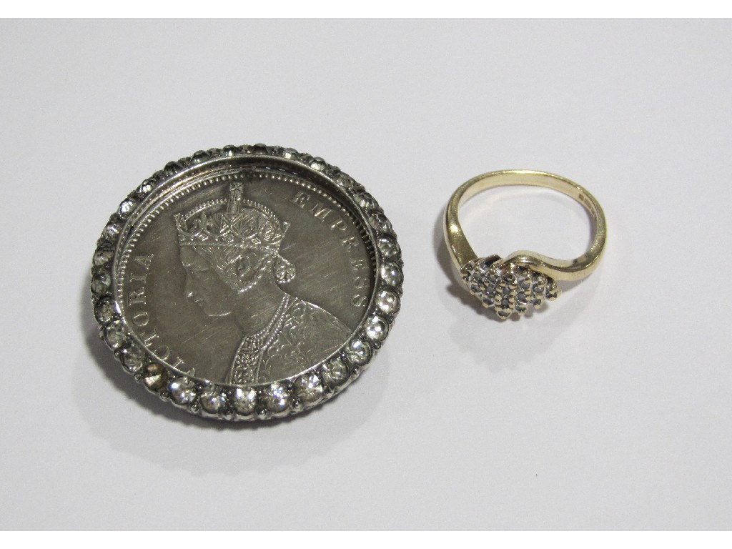 Appraisal: Lot comprising a ct gold diamond cluster ring and a