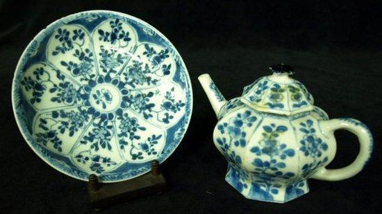 Appraisal: An octagonal blue and white teapot and cover of floral