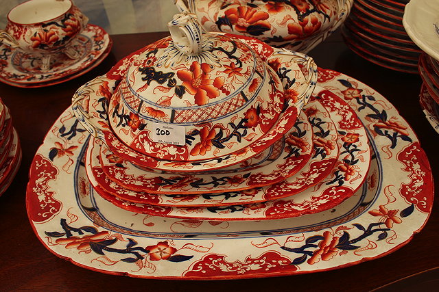 Appraisal: A TH CENTURY POSSIBLY MASONS DINNER SERVICE decorated in Imari