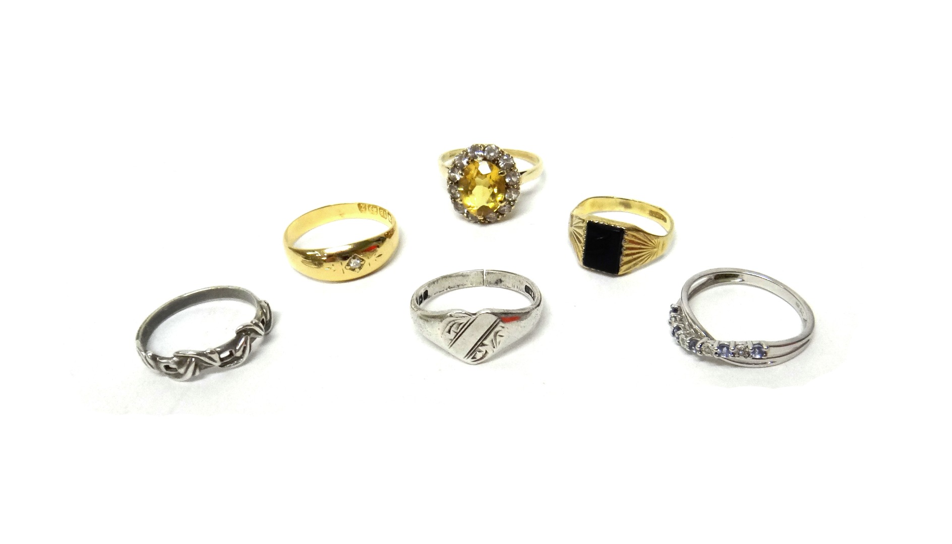 Appraisal: A Victorian ct gold and diamond set single stone ring