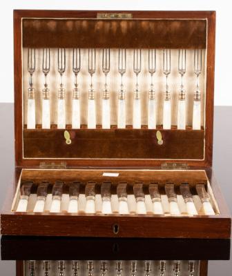 Appraisal: A set of twelve plated dessert knives and forks cased