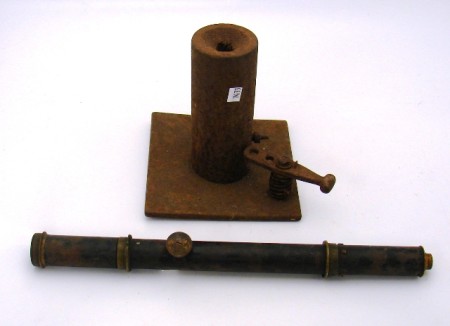 Appraisal: Lot consists of a th century sighting device possibly French