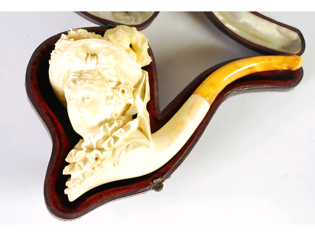 Appraisal: LARGE EARLY TH CENTURY MEERSCHAUM PIPE carved as the head