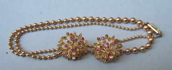 Appraisal: A gold necklace in a graduated beaded link design on