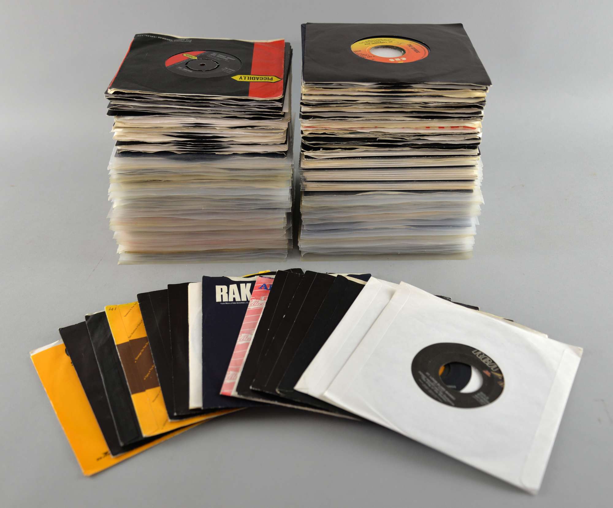 Appraisal: inch vinyl singles from mainly the 's including The Beatles