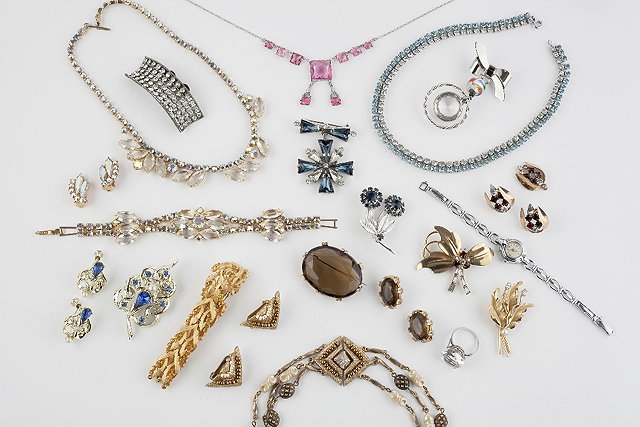 Appraisal: A collection of costume jewellery to include a paste set