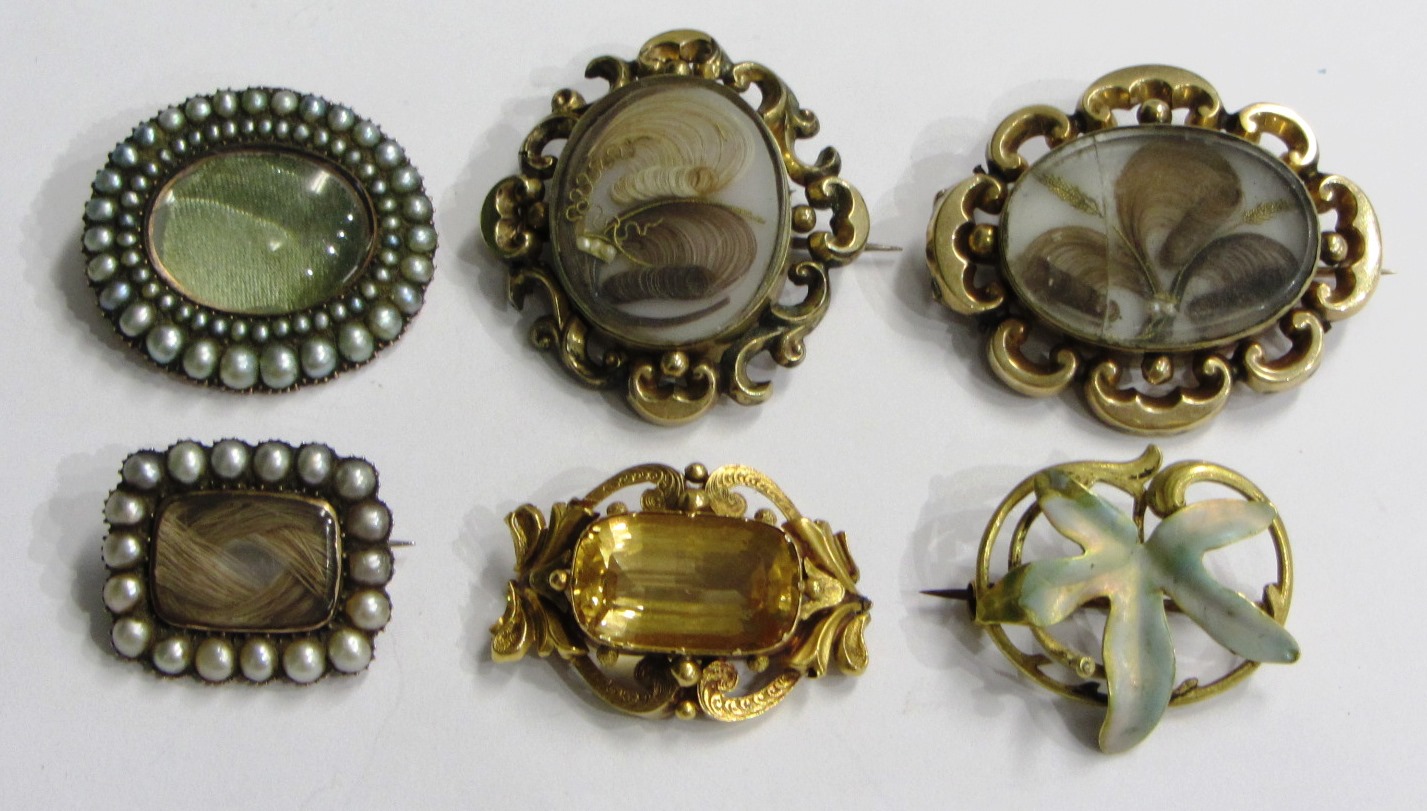 Appraisal: A topaz set single stone brooch mounted with a curved