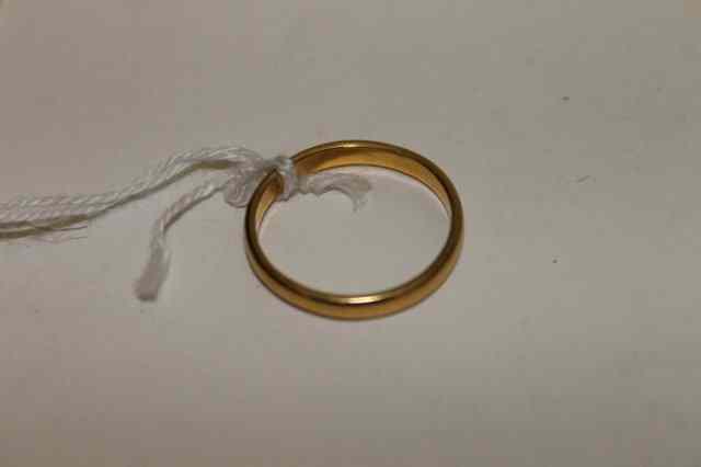 Appraisal: A CT GOLD WEDDING BAND of plain form grams