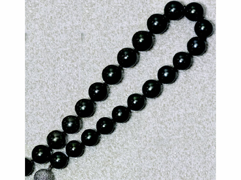 Appraisal: BLACK SOUTH SEA PEARLS With diamond bead clasp Largest pearl