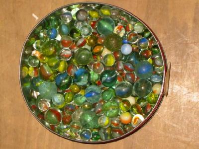 Appraisal: A large quantity of glass marbles various sizes early to