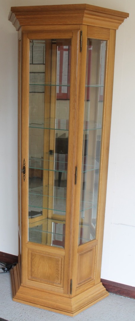 Appraisal: A modern light oak finish glazed display cabinet the fixed